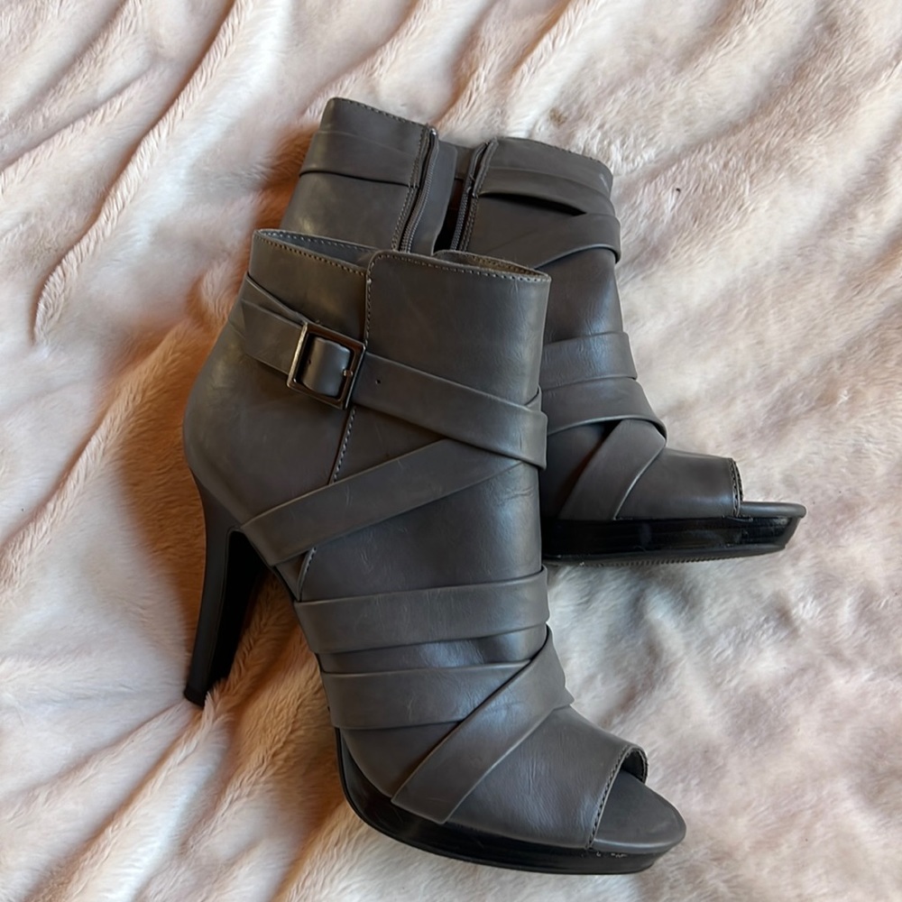 Fioni Grey Sz9 41/4 in Grey toe out leather bootie